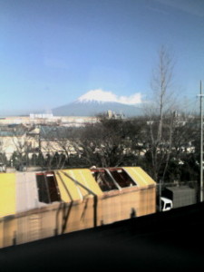 車中から見る富士山。とっても綺麗だったのですが、窓が反射してなかなかベストショットが撮れず・・・
